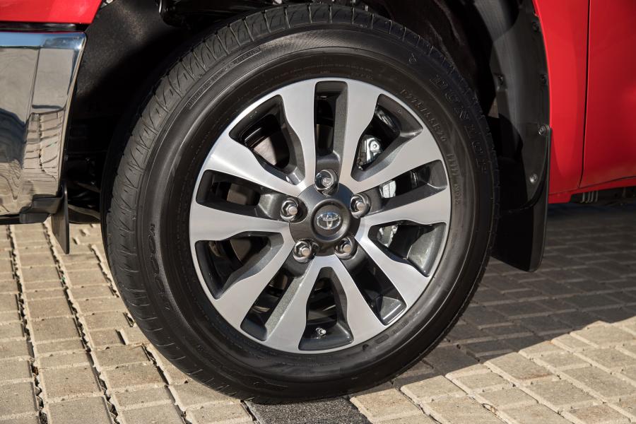 Колеса Toyota Tundra Limited Double Cab 2017 года  (фото 14 из 15)